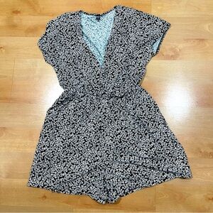 EUC Uniqlo Women’s Sz Med Romper
